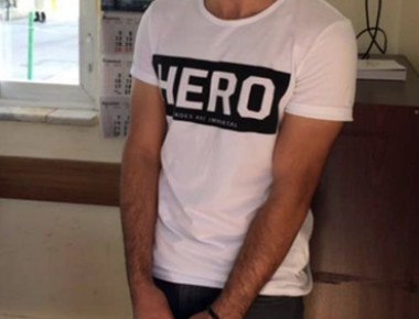 Τουρκία: Οι αρχές συλλαμβάνουν όποιον φοράει μπλουζάκι με τη λέξη «ήρωας» (φωτό)